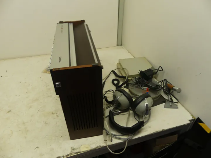 Konvolut Hi-Fi u. a. Philips Tonbandgerät 4407 Stereo 4 Track (Tonbandspulen, Mikrofon, Kopfhörer, Netzteile) Umfang: nur der Inhalt, ohne Kiste